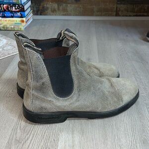Blundstone Gray Suede Chelsea Boots